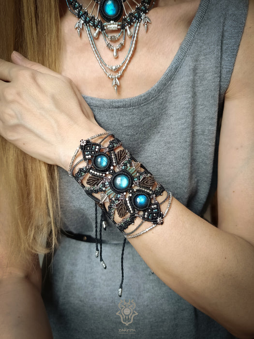 Labradorite boho macrame bracelet with silver details, Unique forest cuff