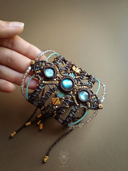 Labradorite macrame bracelet with golden details, Festival bracelet