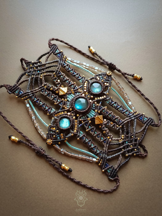 Labradorite macrame bracelet with golden details, Festival bracelet