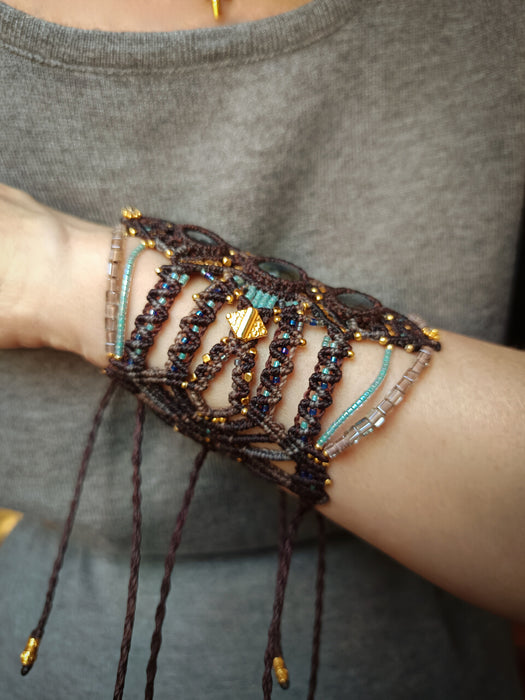 Labradorite macrame bracelet with golden details, Festival bracelet