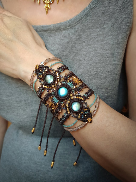 Labradorite macrame bracelet with golden details, Festival bracelet