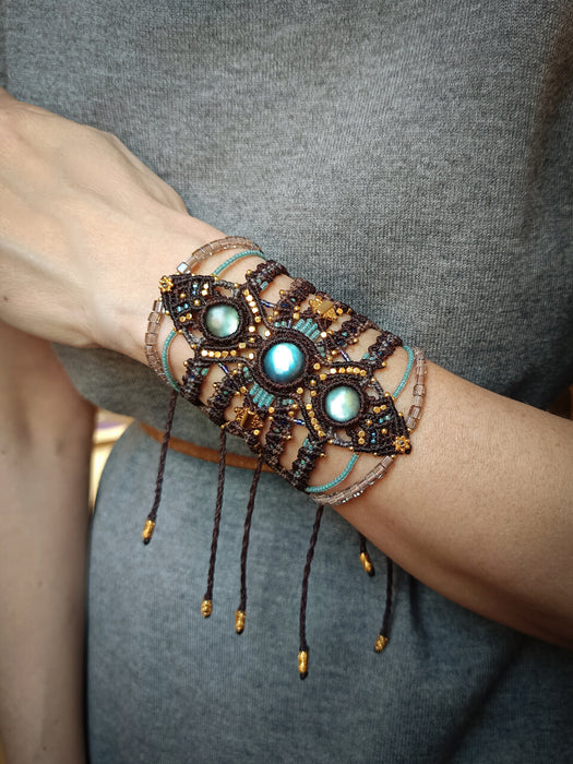 Labradorite macrame bracelet with golden details, Festival bracelet