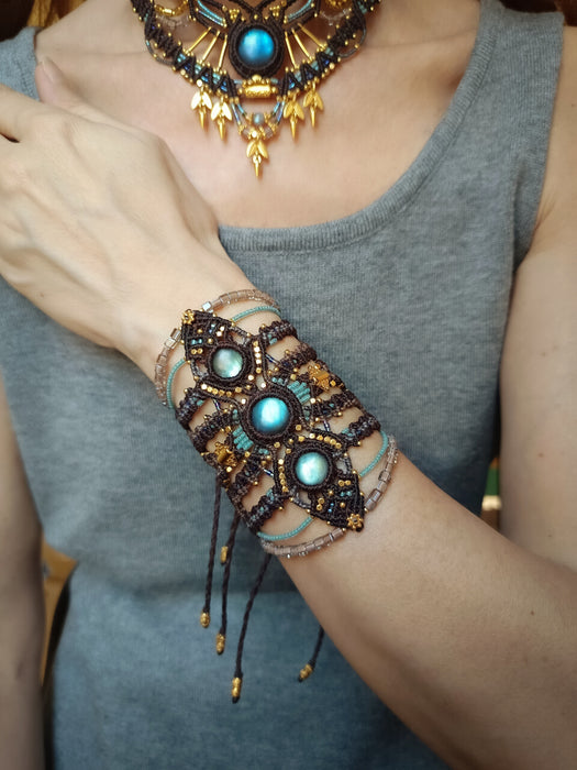 Labradorite macrame bracelet with golden details, Festival bracelet