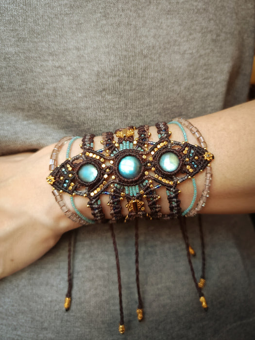 Labradorite macrame bracelet with golden details, Festival bracelet