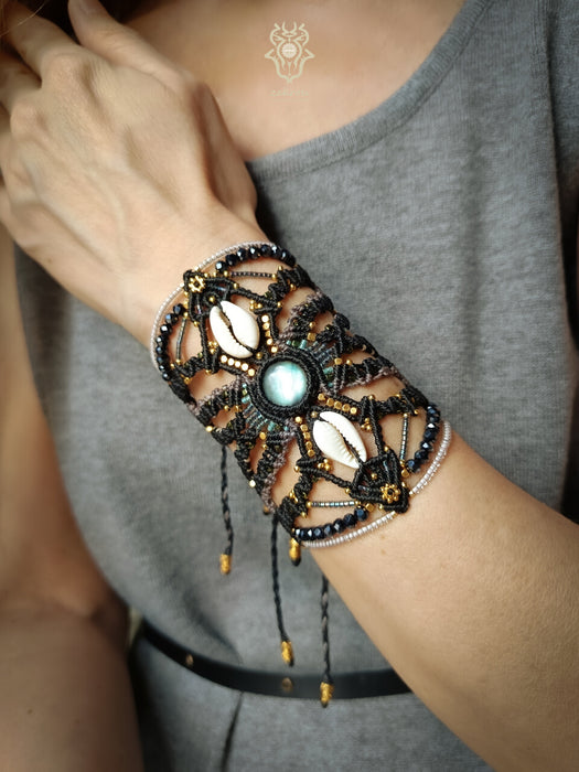 Labradorite bohemian macrame bracelet with shells & golden details, Festival beaded cuff