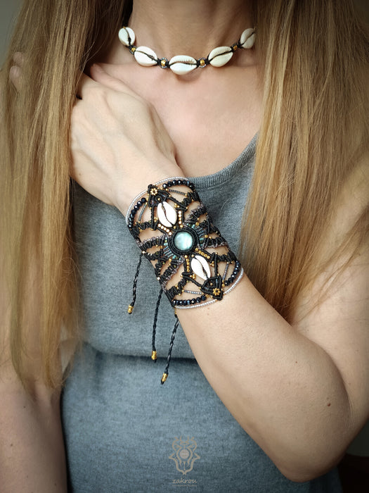 Labradorite bohemian macrame bracelet with shells & golden details, Festival beaded cuff