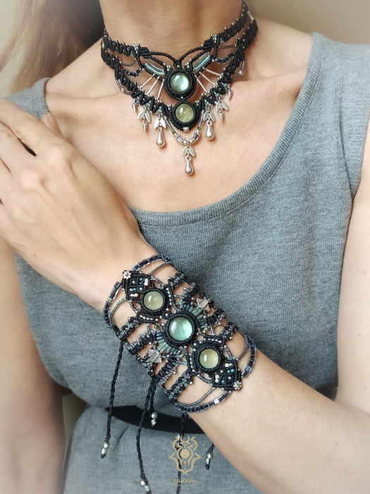 Macrame chokernecklace Prehnite & Labradorite crystals, Silver plated adornments