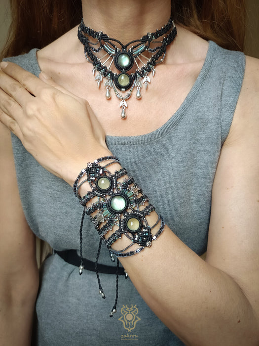 Macrame chokernecklace Prehnite & Labradorite crystals, Silver plated adornments