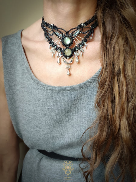 Macrame chokernecklace Prehnite & Labradorite crystals, Silver plated adornments