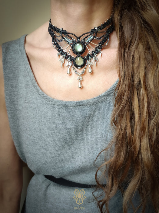 Macrame chokernecklace Prehnite & Labradorite crystals, Silver plated adornments