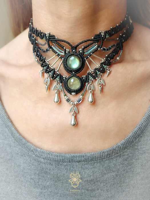 Macrame chokernecklace Prehnite & Labradorite crystals, Silver plated adornments