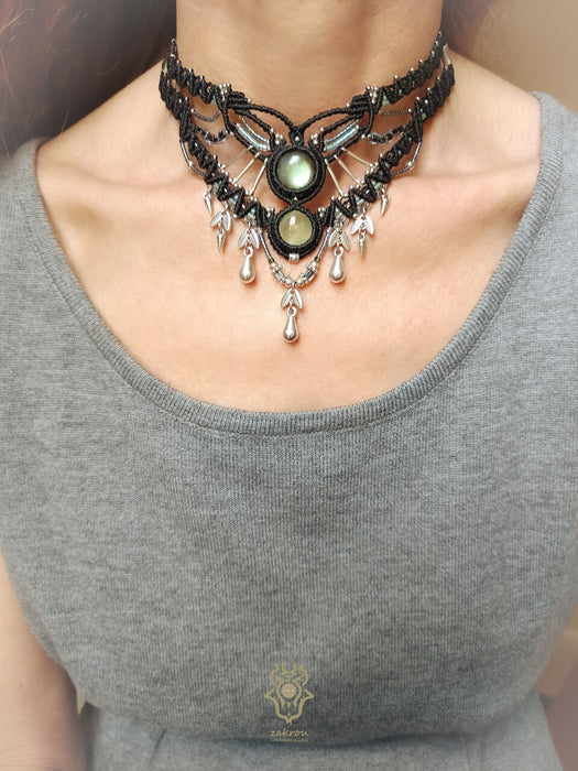 Macrame chokernecklace Prehnite & Labradorite crystals, Silver plated adornments